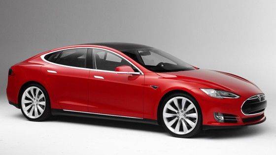Elektriska bilar, som Tesla, driver utvecklingen av batterier. Men samma lösningar går normalt att använda i telefonen.