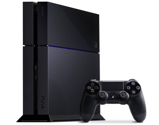 Playstation 4 har en mer slimmad design än Xbox One, trots att den har inbyggt strömaggregat. I ett standardpaket får man med en spelkontroll och en uppsättning in-ear handsfree.