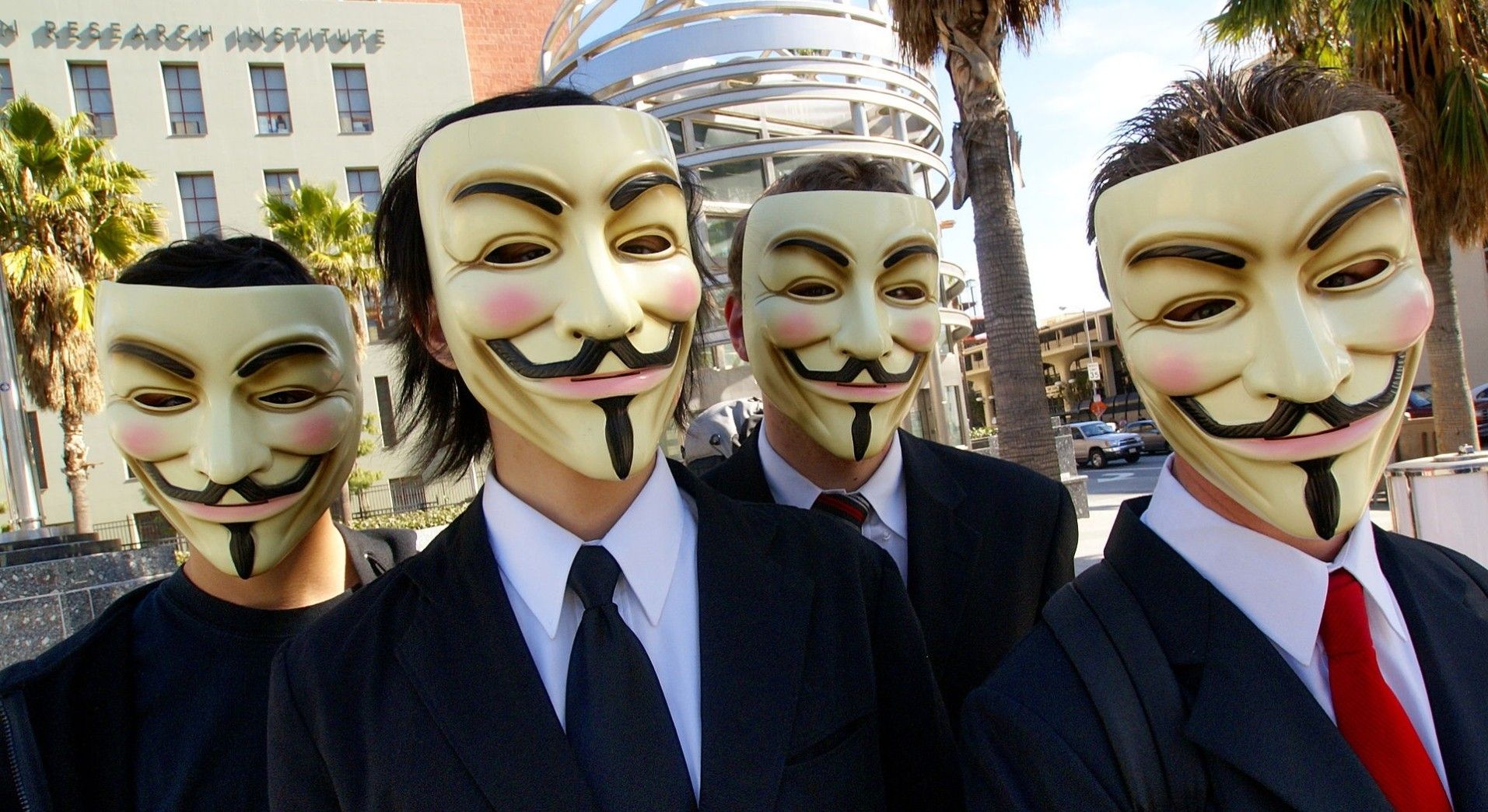 Fyra personer med Guy Fawkes-masker.
