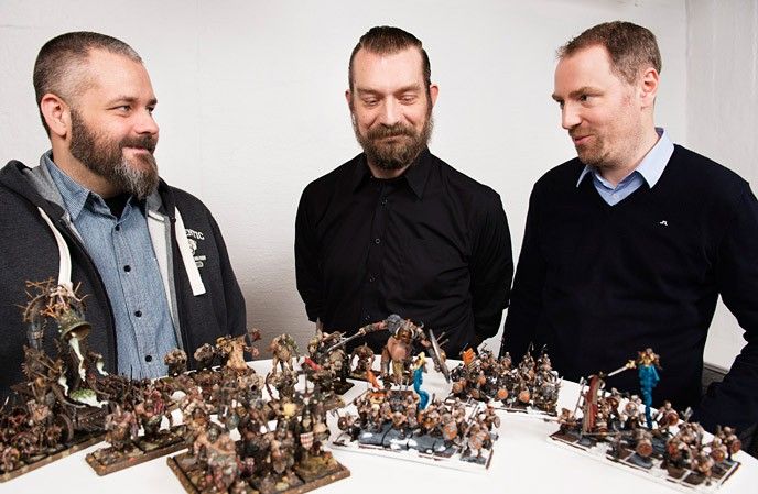 Tre av Fatsharks grundare vid studions Warhammerbord. Anders De Geer, game director, Mårten Stormdahl, producent och Martin Wahlund, vd.