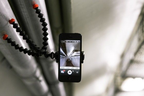 Med magnetiska fötter är det enkelt och kul att placera ut din telefon på olika ställen för att få ovanliga bildvinklar.