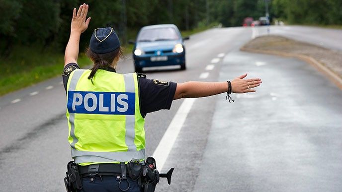 Polis stoppar bilist