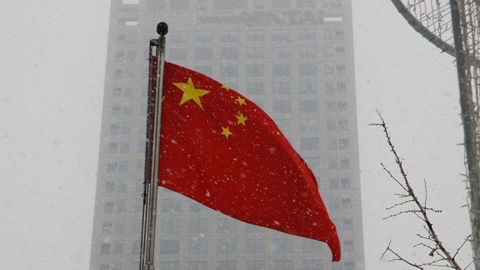 Kinas flagga i snöväder
