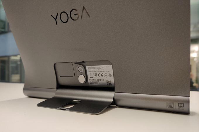 Lenovo Yoga Smart Tab bakifrån