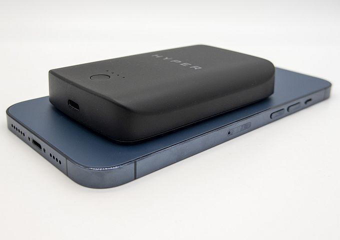 Hyperjuice Magnetic wireless battery pack