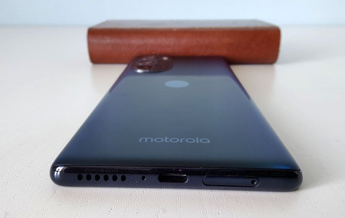 Motorola Edge 30 Pro nederkant
