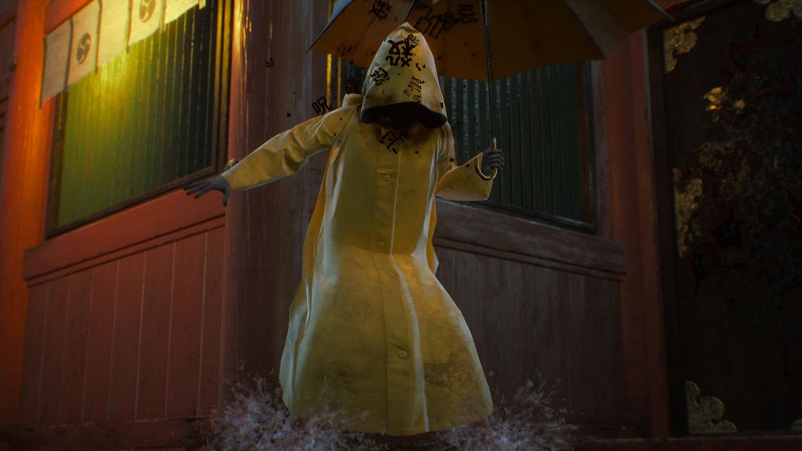 Foto da Ghostwire Tokyo.  Demone che indossa abiti gialli contro la pioggia