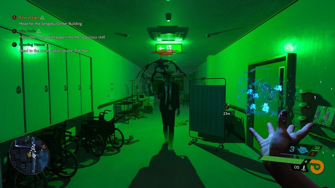 Bild på en ödslig sjukhuskorridor med ett spöke