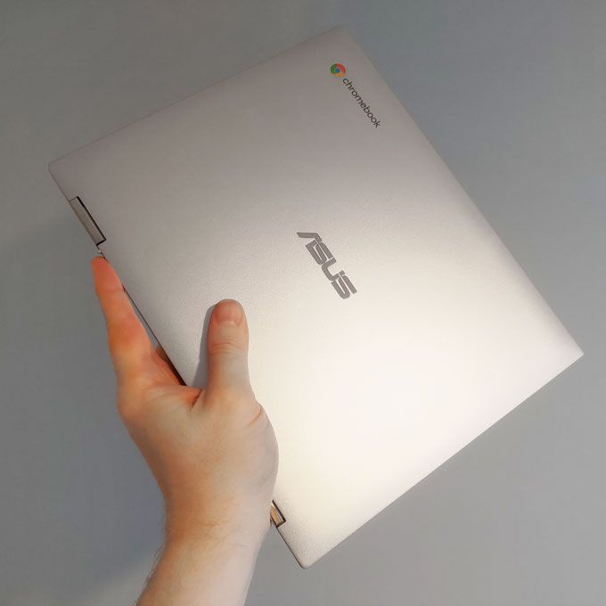 Asus Chromebook Flip CM3 i handen