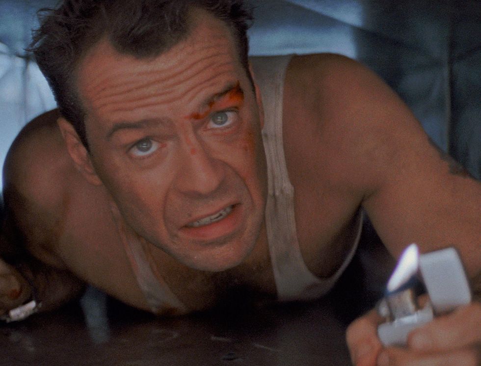Polisen John McClane kryper runt i ventilationen (från filmen Die hard).