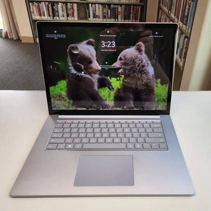 Bild på laptop som är på inloggningskärmen till WIndows 11