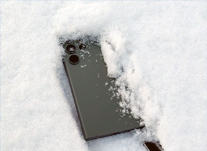 Galaxy S23 Ultra i snön.