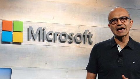 Satya Nadella framför Microsoft-logga