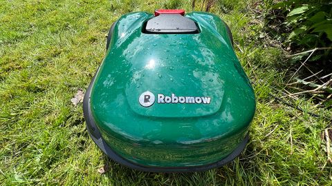 Robomow RK1000 med regndroppar som blänker i solen.