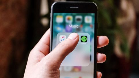 Apple Music och Spotify på en Iphone