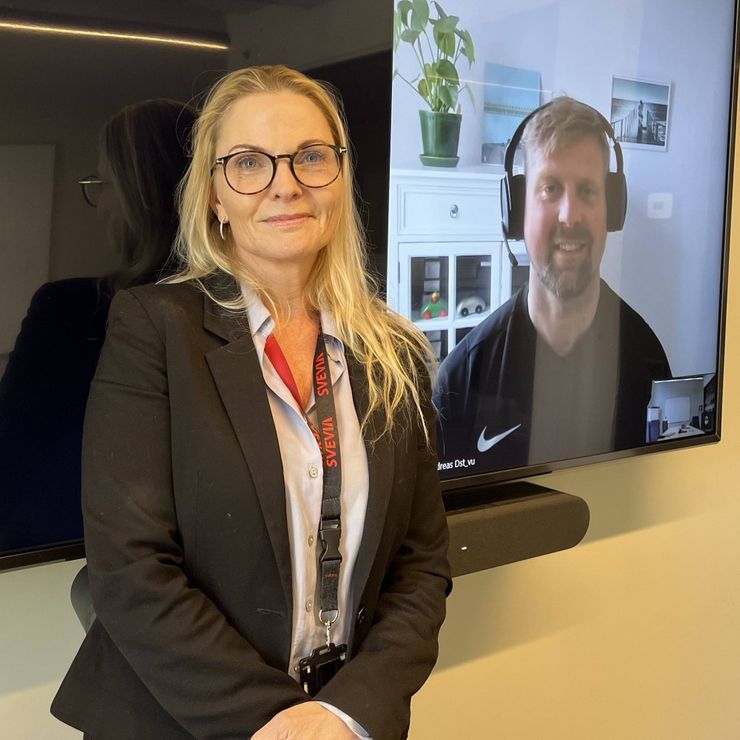 Maria Wester är cio på Svevia. På skärmen bredvid sig har hon Andreas Bäckström som är verksamhetsutvecklare på Division Drift.