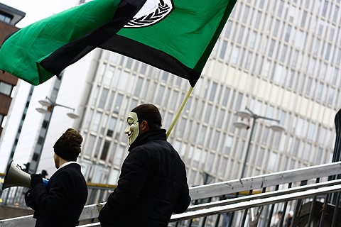 Anonymous-flaggan vajade i vinden på Sergels Torg. Foto: Billy Ekblom.