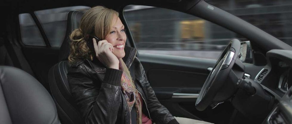 Volvos projekt Drive Me, förare pratar i mobil