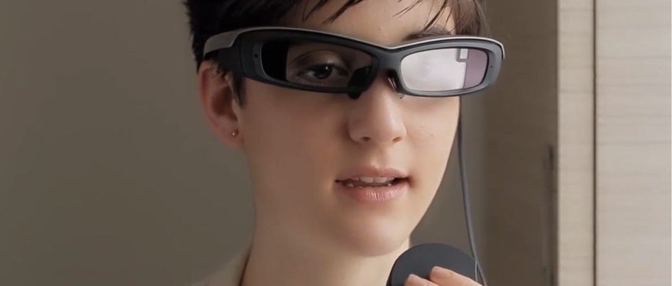 Sonys SmartEye glass på modell