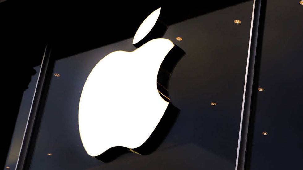 Apple-logga på mörk fasad
