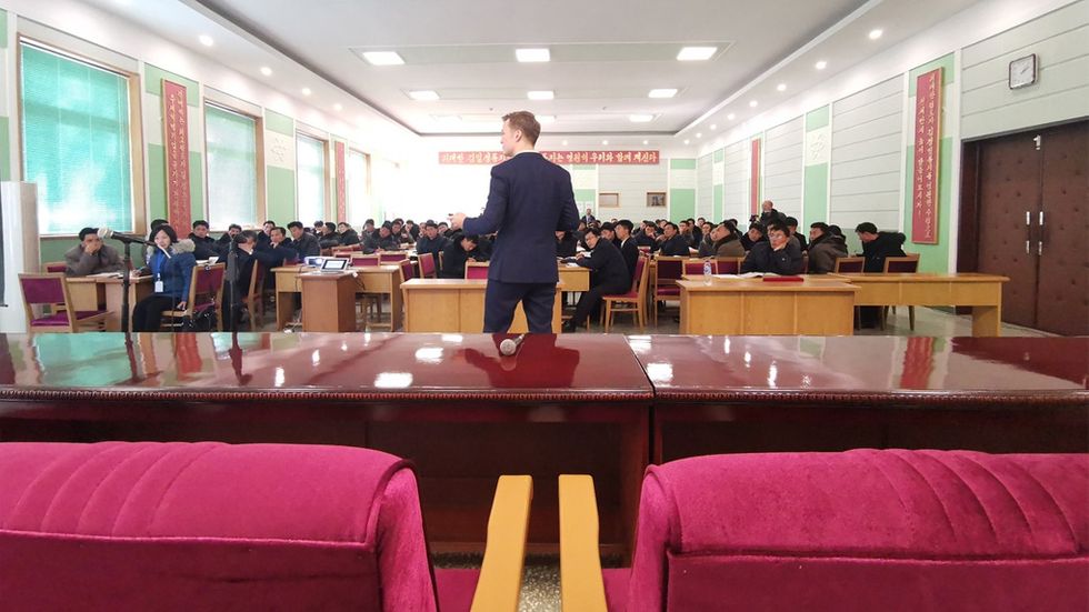Alexander Ljungström undervisar universitetsstudenter och forskare under ett av sin fem besök i Nordkoreas huvudstad Pyongyang.