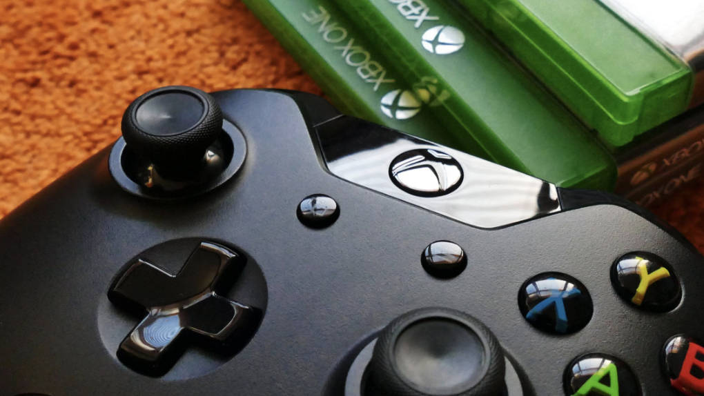 Xbox-handkontroll och spelkartonger