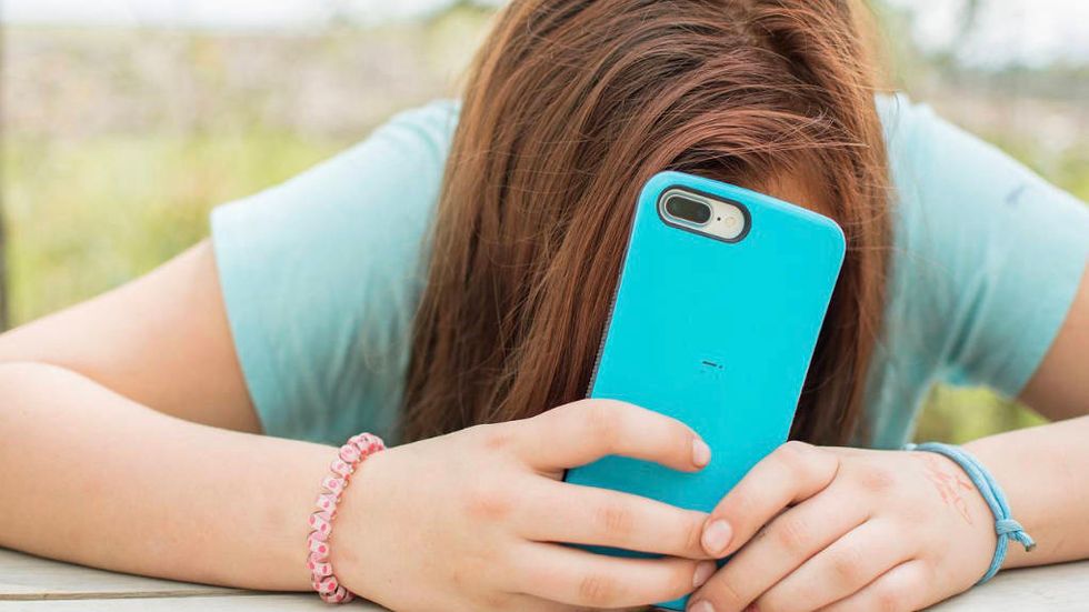 Iphone-användande tonåring