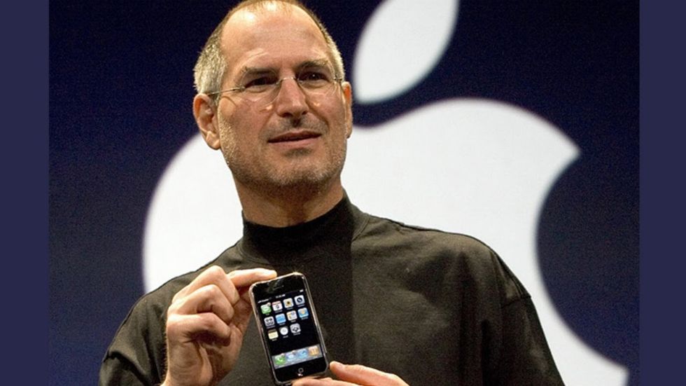 Steve Jobs visar upp Iphone