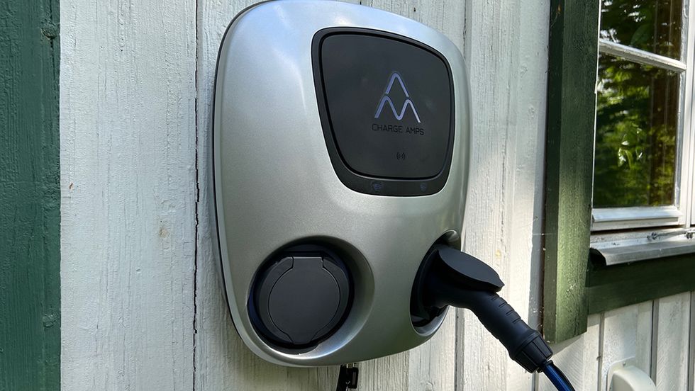 Charge Amps Aura: Maxad dubbelbox för två bilar