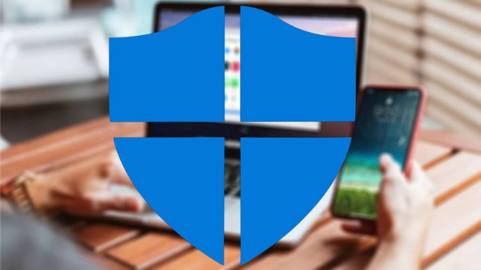 Microsoft Defender-ikon med Mac och Iphone i bakgrunden