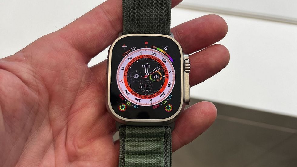 Apple Watch Ultra en mano