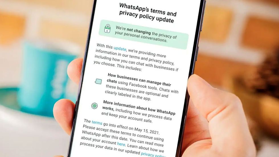 Uppdatering av Whatsapps integritetspolicy visad i närbild på en mobil