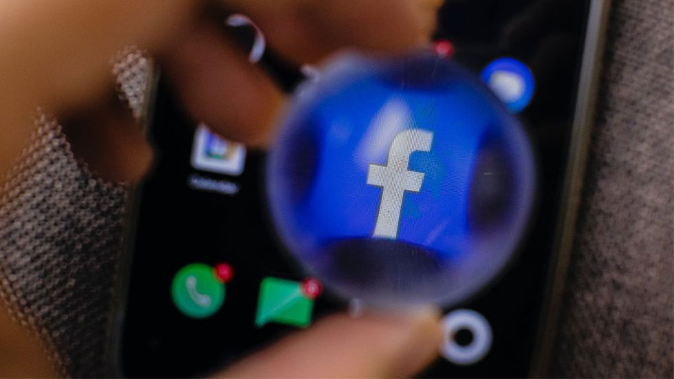 Facebook-ikon på Android sedd genom lupp